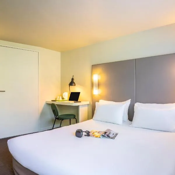 南鲁昂 - 克里昂厄尔夫钟楼酒店，位于克里昂的酒店