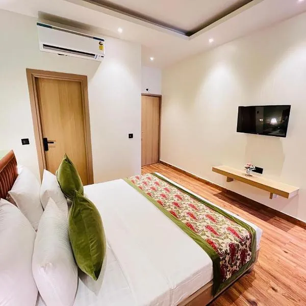 Hotel IP Swarn Near Anand Vihar Vaishali Ghaziabad，位于加济阿巴德的酒店