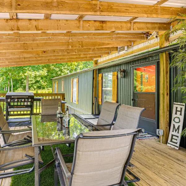 Nancy Cabin with Fire Pit Near Lake Cumberland!，位于Nancy的酒店