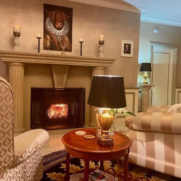 FINN VILLAGE Loch Lomond Villa - THE BLACK ROOM with Private Jacuzzi-Style Bath，位于德里门的酒店