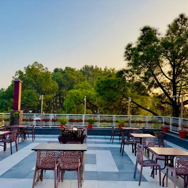 Hotel Pearl Grand White near VOLVO BUS STAND #private parking #Heated Rooms #in city centre，位于西姆拉的酒店