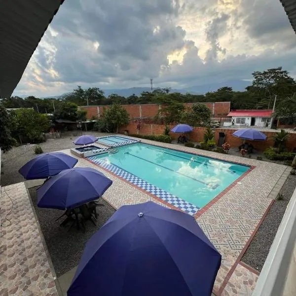 Hotel Y Piscina Malecón，位于阿卡西亚斯的酒店