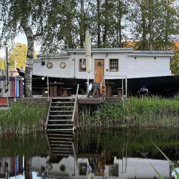 Cozy little house with sauna on a fishing boat，位于派尔努的酒店