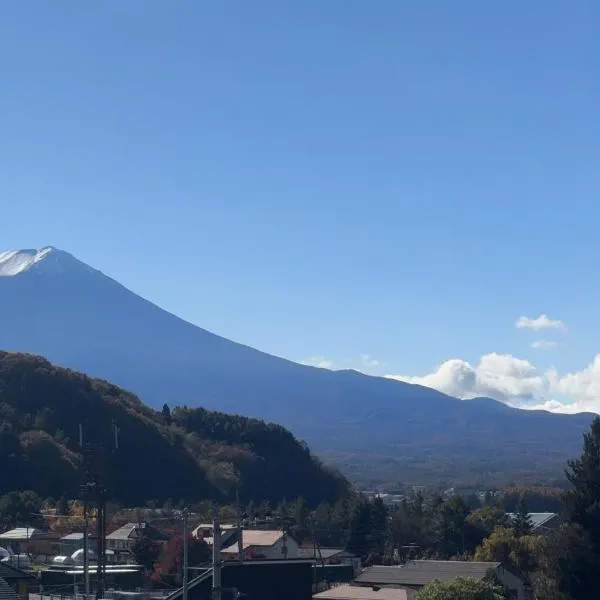 富士山と河口湖とホテル風鈴，位于富士河口湖的酒店
