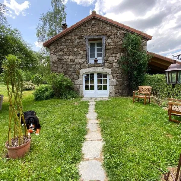 La Borie Maisonnette de Charme en Pierres 80m2，位于Chenereilles的酒店