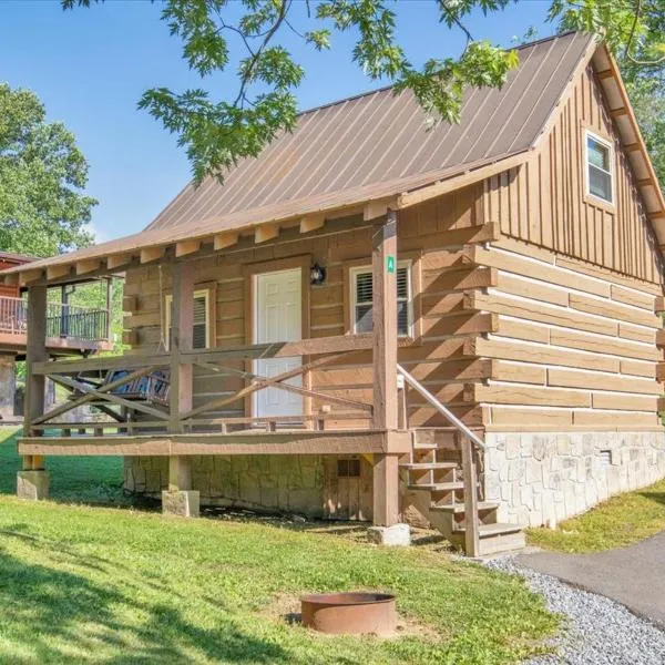 Cozy Log Cabin Retreat in Tennessee，位于鸽子谷的酒店