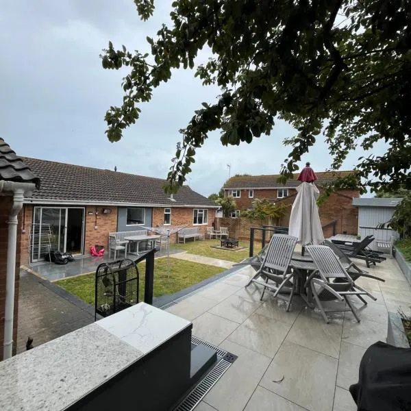 Bungalow with hot tub & Sauna，位于金斯盖特的酒店