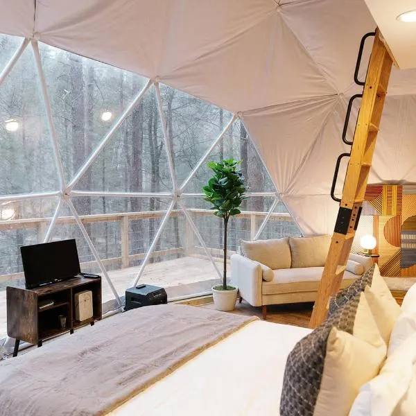 "The Perch" Elevated Woodsy Modern Stay w/ Hot Tub，位于Grannie的酒店