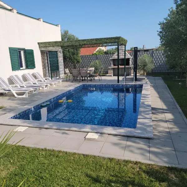 Villa MANDARINA，位于卡什泰拉的酒店