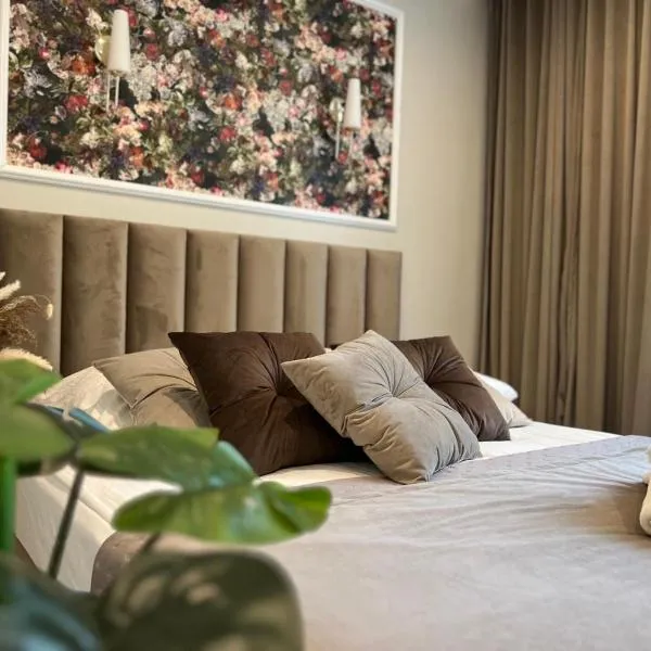 Family & Business Sauna Apartments No2 Leśny nad Zalewem Cedzyna - 2 Bedroom with Private Sauna, Bath with Hydromassage, Terrace, Parking, Catering Options，位于凯尔采的酒店