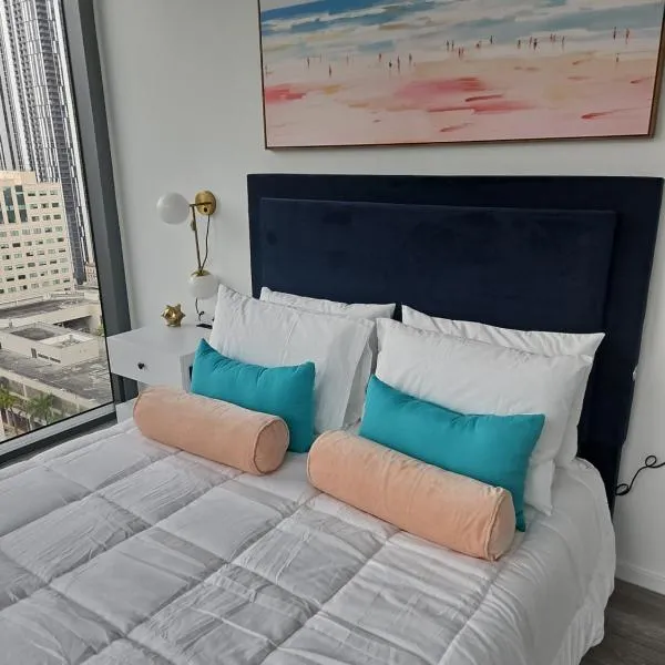 Miami-Brickell Luxury 2BR-2BATH with skyline VIEWS - walking distance to HEAT ARENA & BAYSIDE，位于迈阿密的酒店