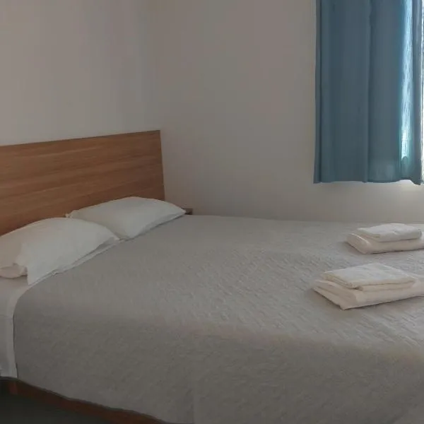 Carob Tree apartment, Tris Ekklisies，位于Paránimfoi的酒店