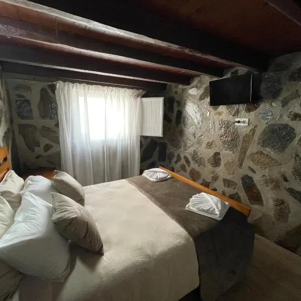 Refúgio das Rocas，位于卡什塔涅拉德佩拉的酒店