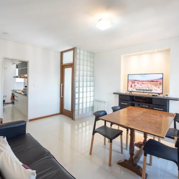 Departamento Cochera Incluida Zona Consular 2 habitaciones，位于布兰卡港的酒店