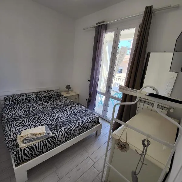 camera con terrazza vicino al mare e pineta，位于福洛尼卡的酒店