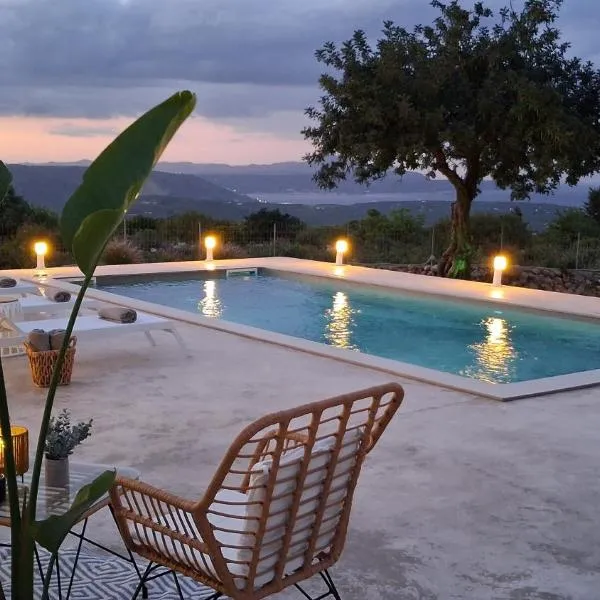 Stone villa Halepa panoramic view, private pool,big garden & quiet，位于Néon Khoríon的酒店
