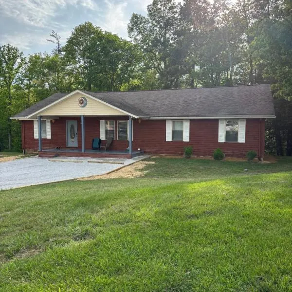 Resting Point - Hot Tub, Firepit, Spacious 4-BR Home，位于Rogers的酒店