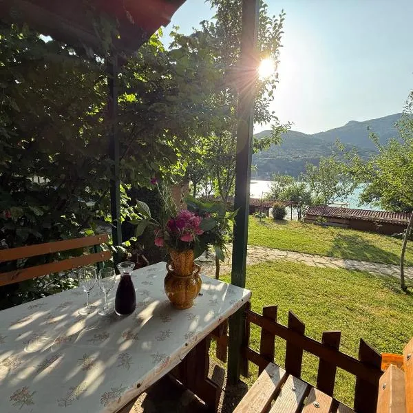 Wooden Lakefront Bungalow，位于Jablanica的酒店