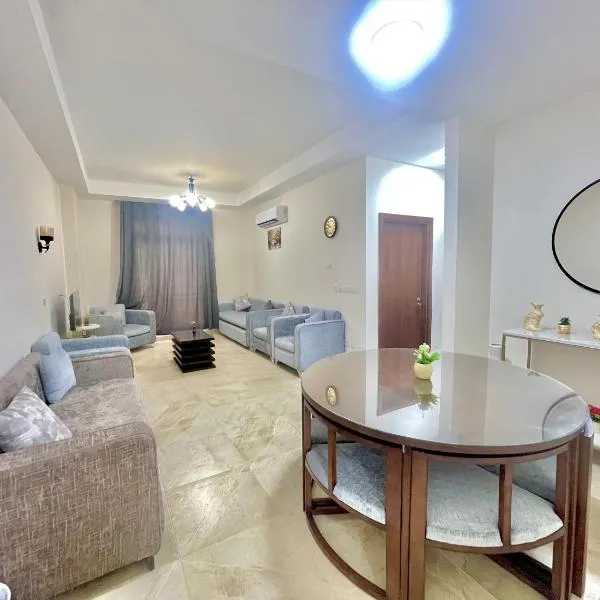 Elegant Apartment with Two Bedrooms in New Alamein，位于阿莱曼的酒店