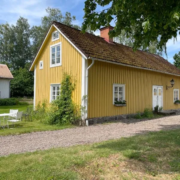 Trevligt eget hus med kakelugn i lantlig miljö，位于Vikingstad的酒店