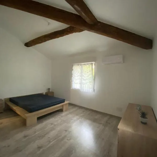 Agréable maison dans petit village calme，位于弗卢尔的酒店