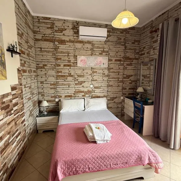 2-Bedroom Blue & White House with Garden and Beach，位于普拉塔尼亚斯的酒店