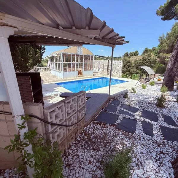 Luxury Villa con piscina y tenis privados，位于Argés的酒店