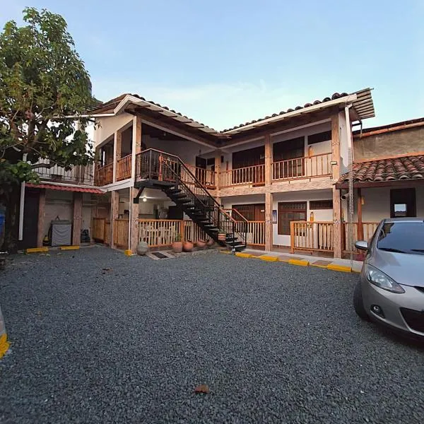 Casa Vieja Alba Inés con Estacionamiento privado，位于布加的酒店