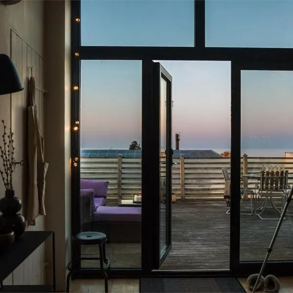 Beautiful flat with sea view & roof terrace，位于奇维克的酒店