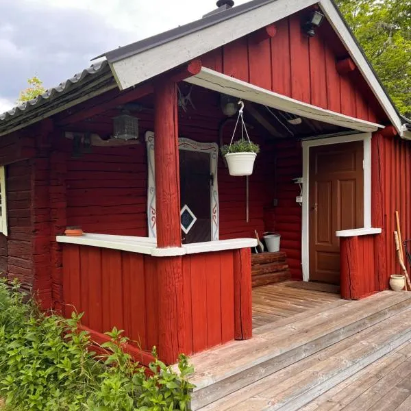 Husarstuga, house at riverside near many lakes at a golden place，位于Ädelfors的酒店