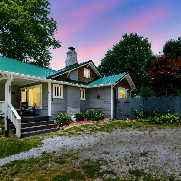 Candyland Cottage，位于Candler的酒店