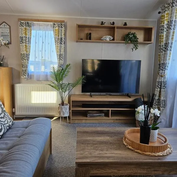 Modern Caravan - Park Dean-Camber Sands - sleeps 6- ENTERTAINMENT PASSES NOT INCLUDED，位于坎伯利的酒店