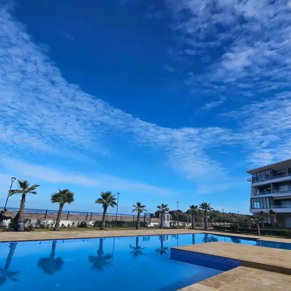 Sidi Rahal Blue View, Beachfront wide seaview with pool，位于西迪拉哈尔的酒店