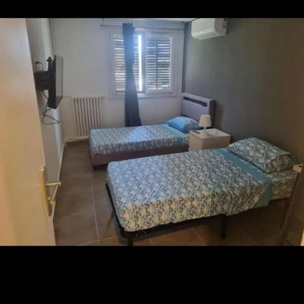 Chambre privative rénové 2024, climatisation, tramway sur place , 12 min centre, 16 min plage, aperçu latéral mer, 2 wc avec 2 salle de bain, private room renovated 2024, air-conditioned , tram on spot, 2 toilets and 2 bathrooms，位于尼斯的酒店