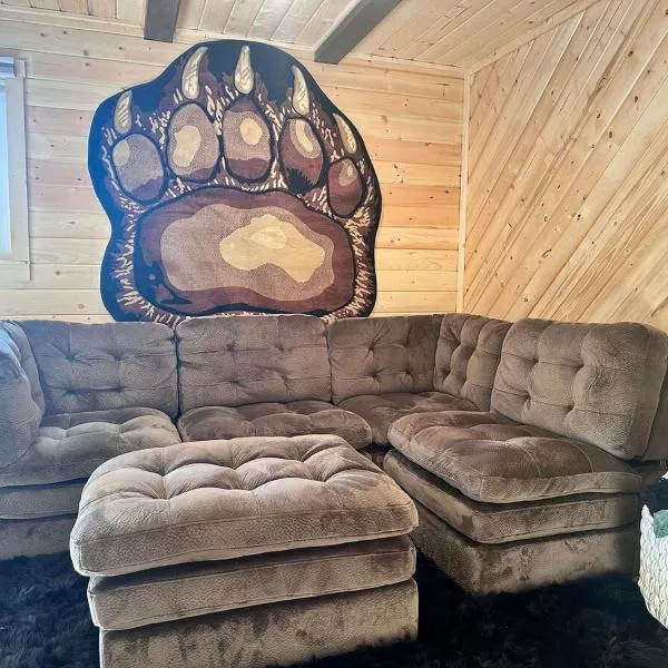 Elegant, Cozy Cub Cabin near Lake with Laundry Unit，位于Big Lake的酒店