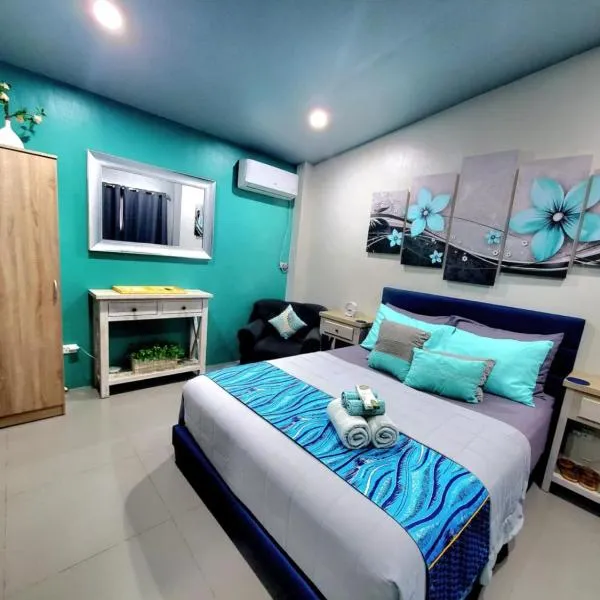 Hidden Palms Inn Deluxe Room，位于san juan la union的酒店