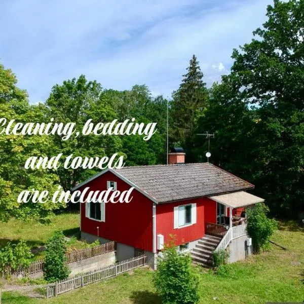 Vacation villa with fenced yard，位于Blomstermåla的酒店