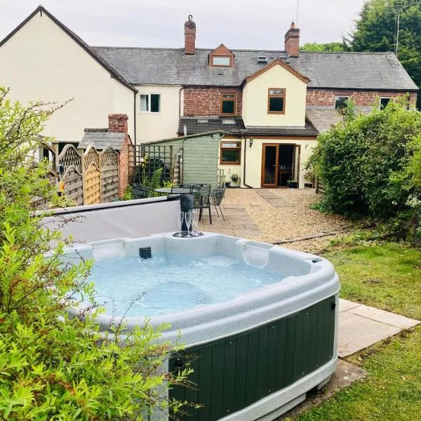 Bridge Cottage Hot tub Enclosed garden Tranquility，位于Gloucestershire的酒店