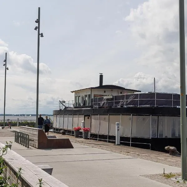 Norrbyskär HouseBoat with a view!，位于韦斯特罗斯的酒店