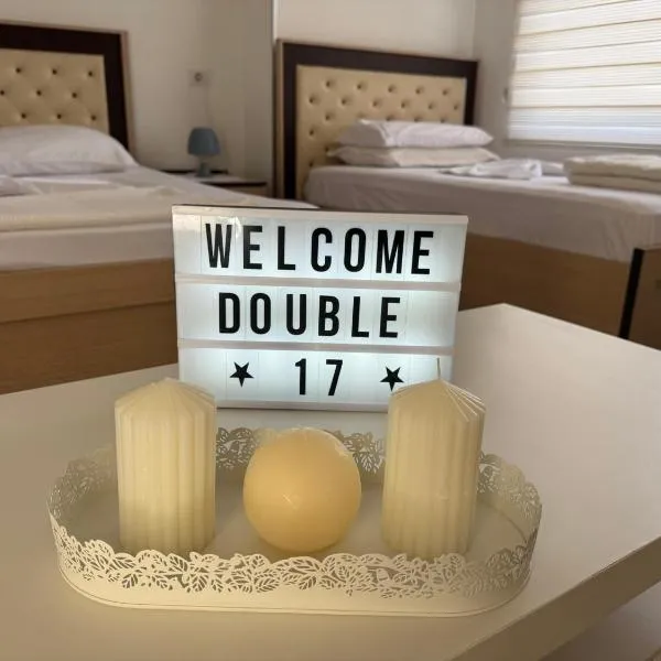Double17 Apartaments，位于吉诺卡斯特的酒店