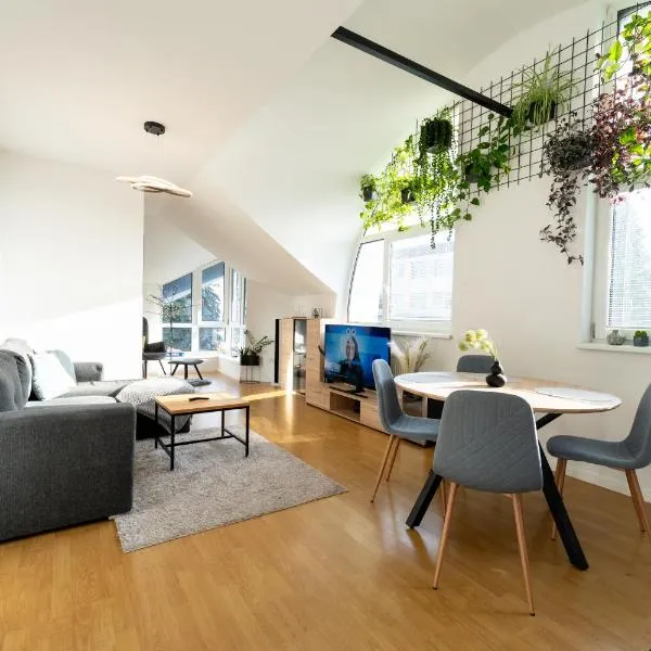 Urban Bloom apartments by Booky，位于利普托斯基米库拉斯的酒店