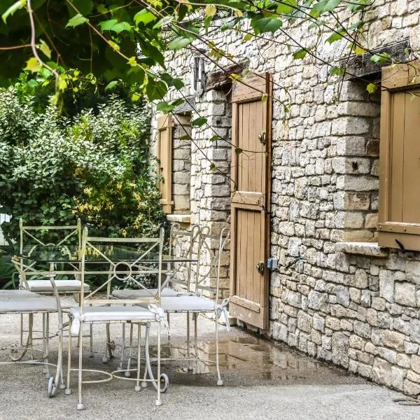 Maison provençale avec jacuzzi，位于Viens的酒店