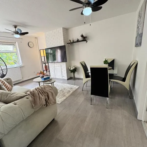 Swanky3Bed HomeModern Kitchen，位于达德利的酒店