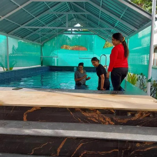 Johnson's Homestay With Pool & Ecohouseboat near town beach，位于阿勒皮的酒店