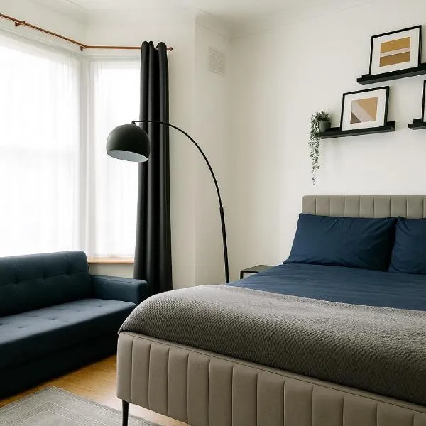 Entire 3 Bedroom Home With Garden In London，位于埃德蒙顿的酒店
