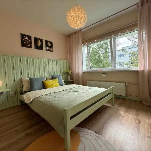 Mugav rõduga kodu Rapla linnas koos tasuta WiFi, TV & parkimisega ootab Sind!，位于拉普拉的酒店