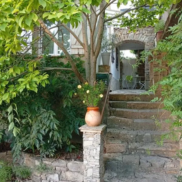 Studio magnolia，位于Sainte-Anastasie-sur-Issole的酒店