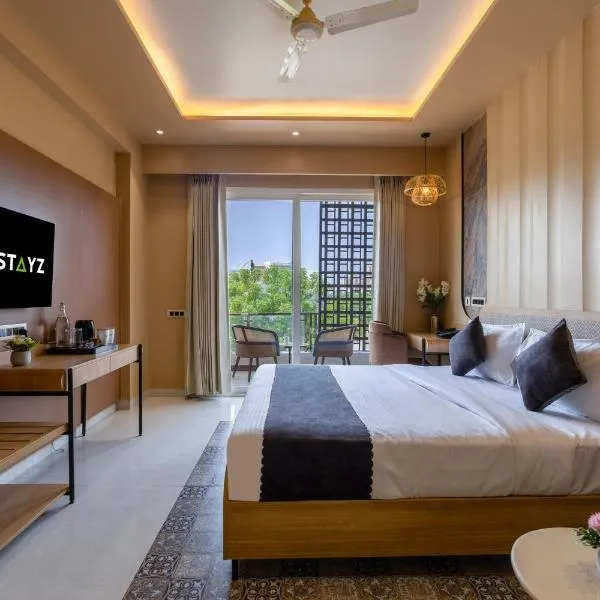 Saltstayz Premier - Sector 50 & Golf Course Ext Road，位于古尔冈的酒店