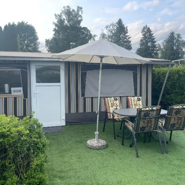 Wohnwagen mit Vorzelt auf einem Campingplatz，位于Affing的酒店