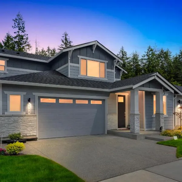 Serene Port Orchard Retreat - 3BR 3BA with Trails and Amazing Views，位于奥查德港的酒店